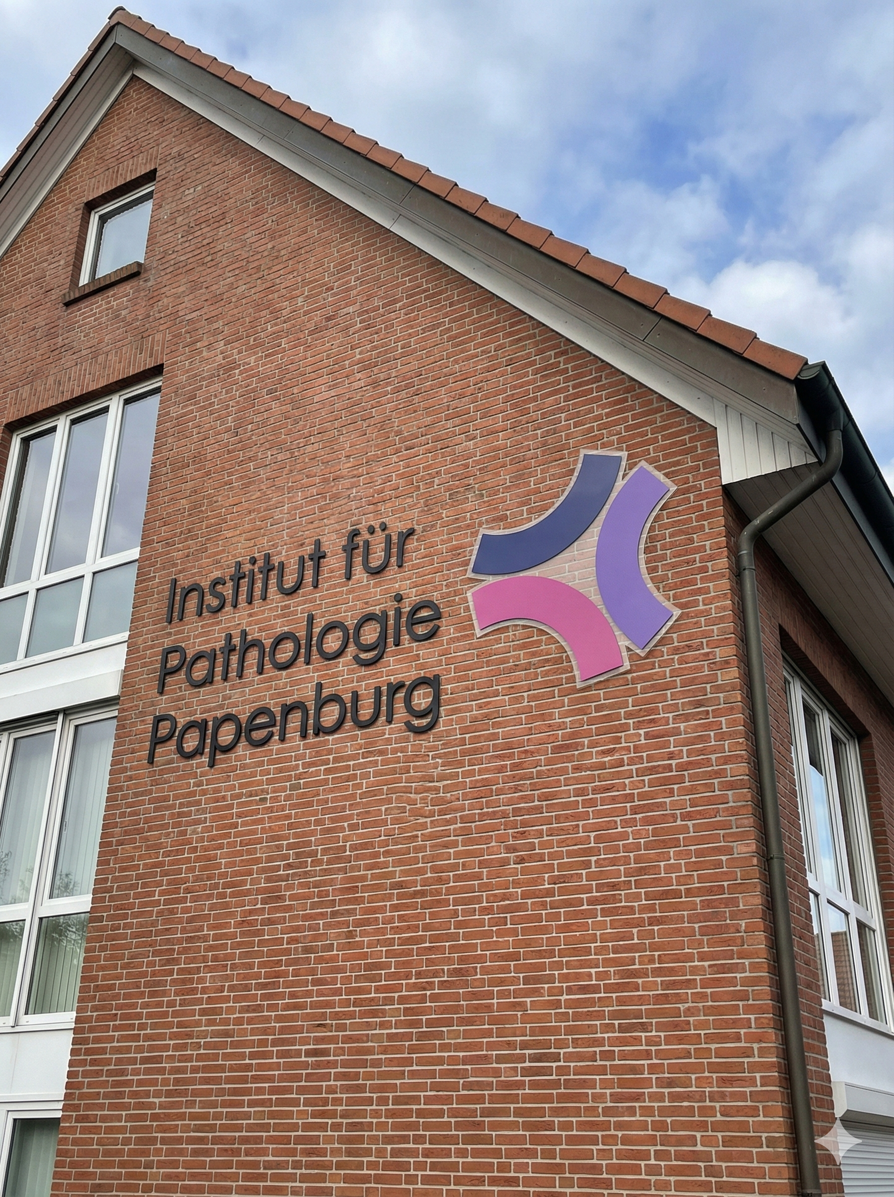 Gebäude mit der Aufschrift Institut für Pathologie Papenburg